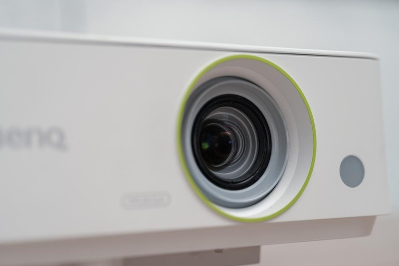 摄影师用什么投影仪拍高逼格大片？优先选明基E592智能高清投影仪