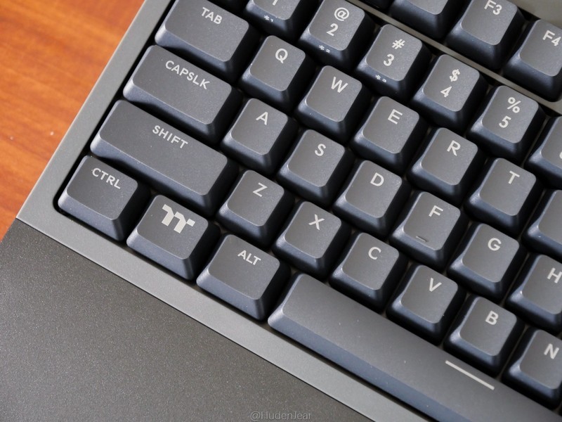 为我办公室添置的无线键盘：Tt G521三模机械键盘开箱