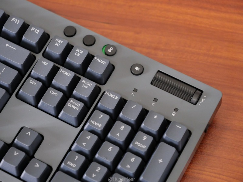 为我办公室添置的无线键盘：Tt G521三模机械键盘开箱