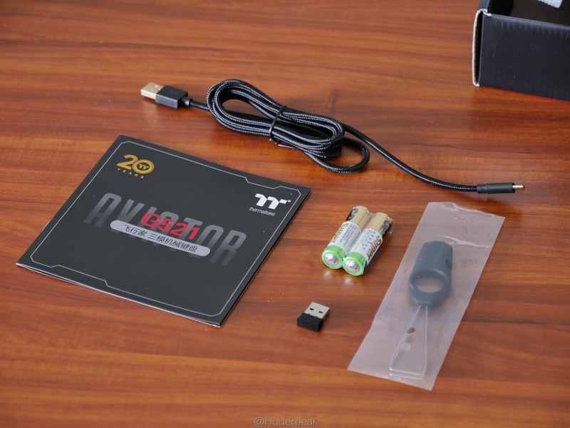 为我办公室添置的无线键盘：Tt G521三模机械键盘开箱