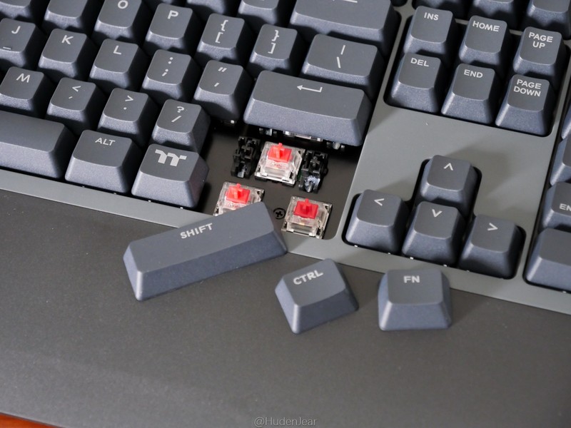 为我办公室添置的无线键盘：Tt G521三模机械键盘开箱