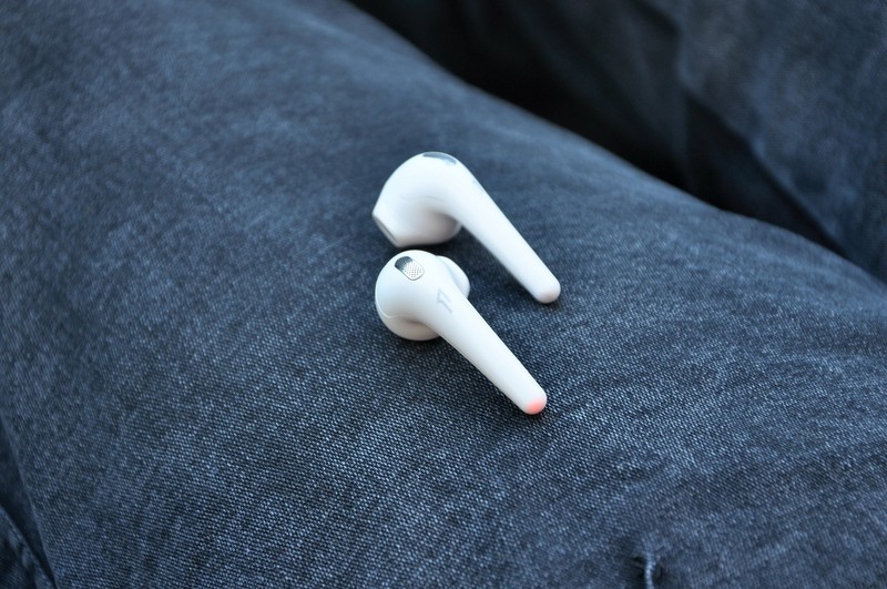 透气半入耳，佩戴轻盈舒适，周杰伦定制款万魔空气豆评测