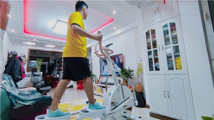 赤兔镜面全尺寸椭圆机，不只闪亮，更智能更有趣的健身器材