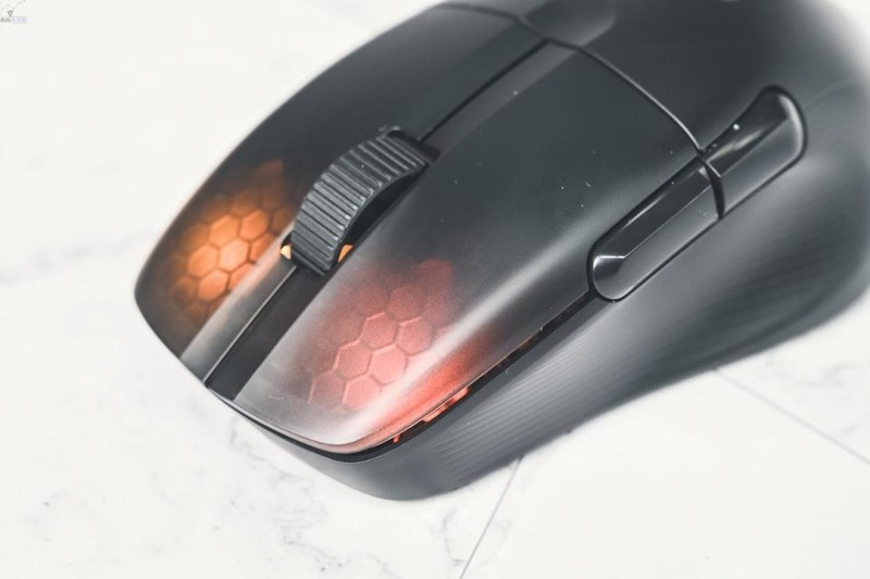 操作更顺滑的电竞鼠标，拥有100小时续航，KONE Pro Air上手