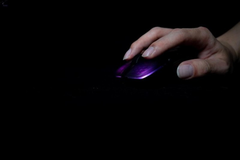 操作更顺滑的电竞鼠标，拥有100小时续航，KONE Pro Air上手