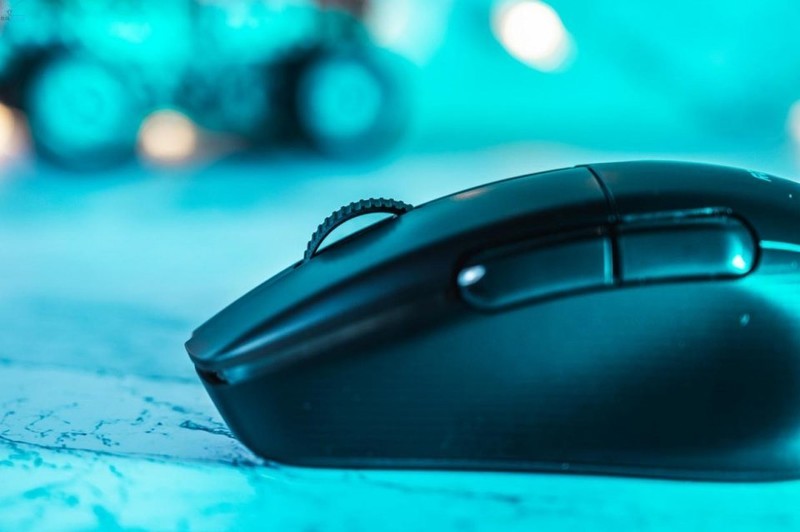 操作更顺滑的电竞鼠标，拥有100小时续航，KONE Pro Air上手