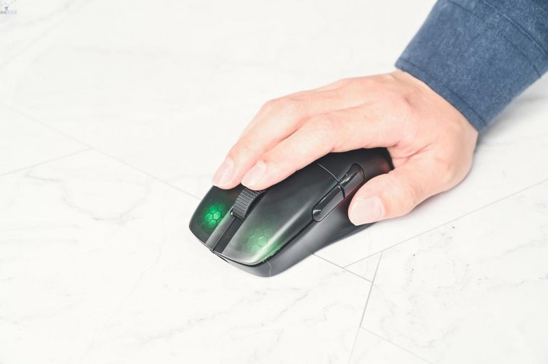 操作更顺滑的电竞鼠标，拥有100小时续航，KONE Pro Air上手