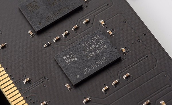 现在装电脑买Z690主板，选DDR4还是DDR5的内存条合算呢？