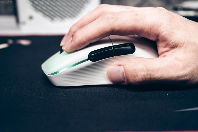 75克的电竞鼠标，反应速度快到飞，冰豹KONE PRO AIR上手