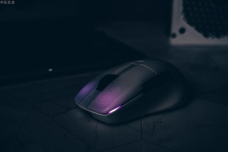 75克的电竞鼠标，反应速度快到飞，冰豹KONE PRO AIR上手