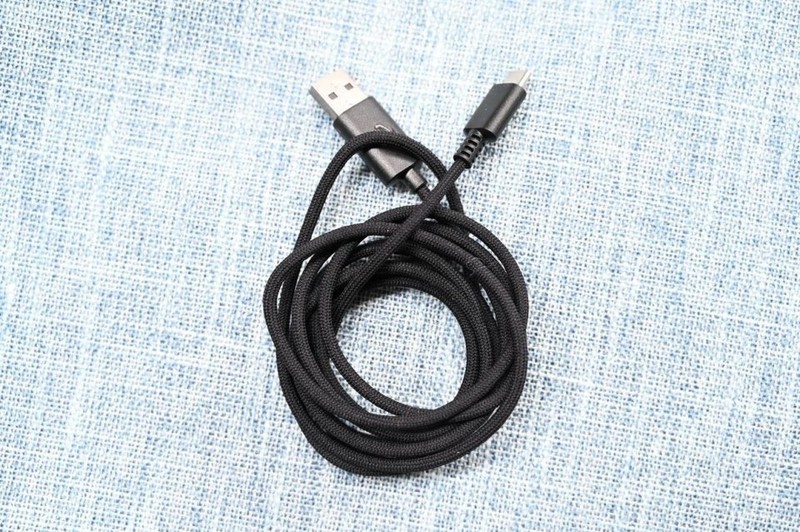 75克的电竞鼠标，反应速度快到飞，冰豹KONE PRO AIR上手