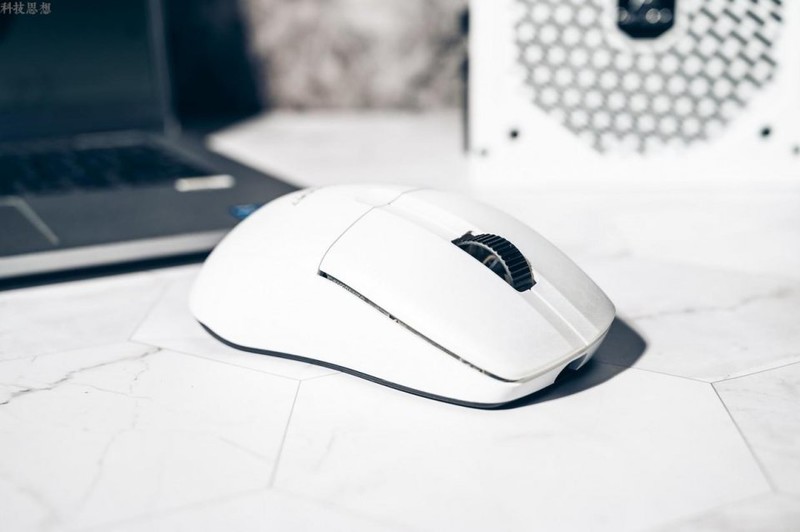 75克的电竞鼠标，反应速度快到飞，冰豹KONE PRO AIR上手