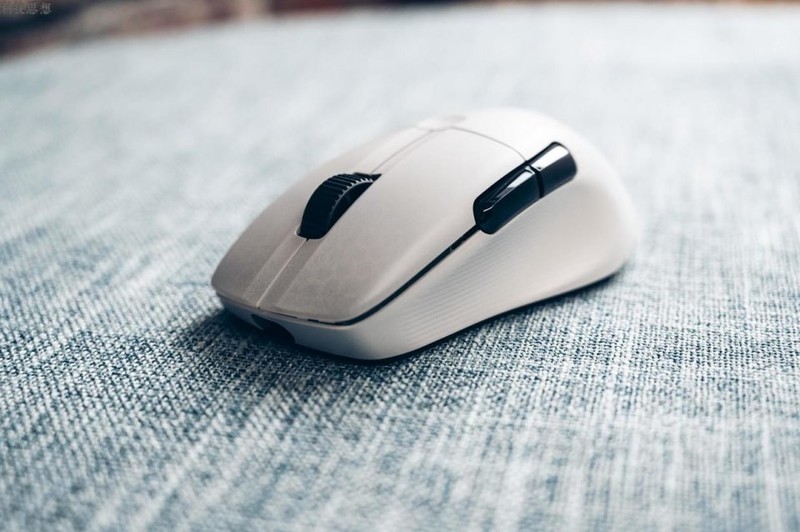 75克的电竞鼠标，反应速度快到飞，冰豹KONE PRO AIR上手