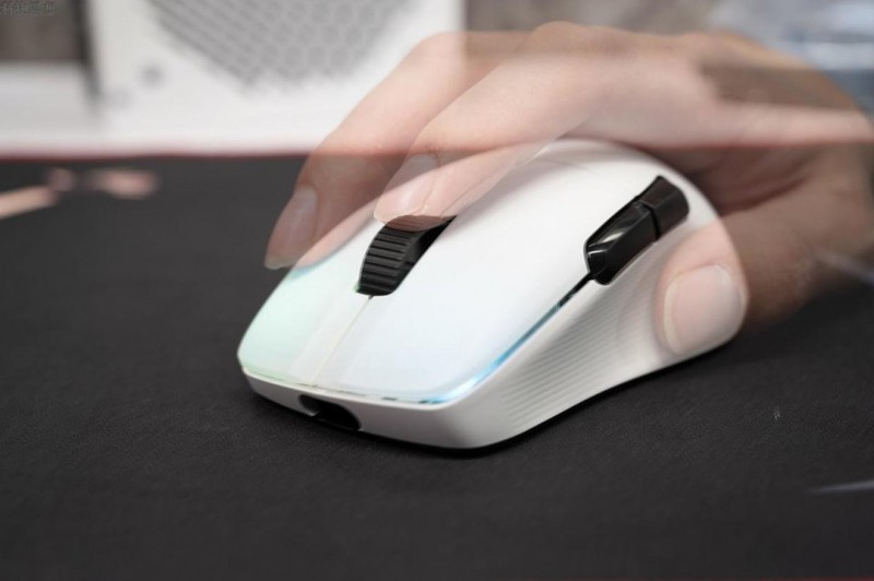 75克的电竞鼠标，反应速度快到飞，冰豹KONE PRO AIR上手