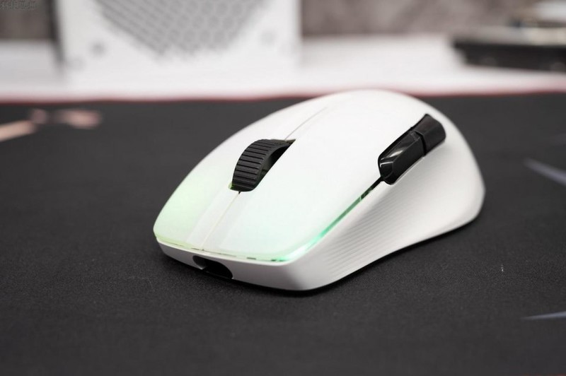 75克的电竞鼠标，反应速度快到飞，冰豹KONE PRO AIR上手