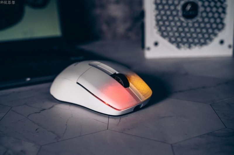 75克的电竞鼠标，反应速度快到飞，冰豹KONE PRO AIR上手