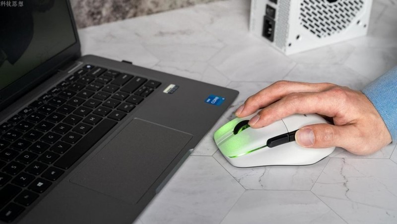75克的电竞鼠标，反应速度快到飞，冰豹KONE PRO AIR上手