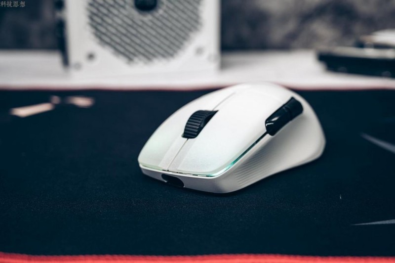75克的电竞鼠标，反应速度快到飞，冰豹KONE PRO AIR上手