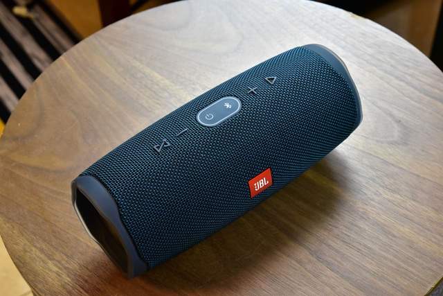 JBL冲击波4蓝牙音箱评测：让人又爱又恨的原因揭秘
