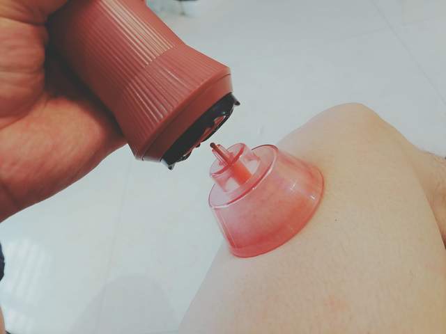 招呼即来的家里家居小神器，有左点智能砭石走罐刮痧按摩器就够了