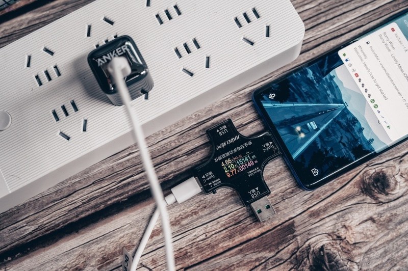 时尚漂亮的充电头，苹果安卓都能用，Anker安芯充20W上手