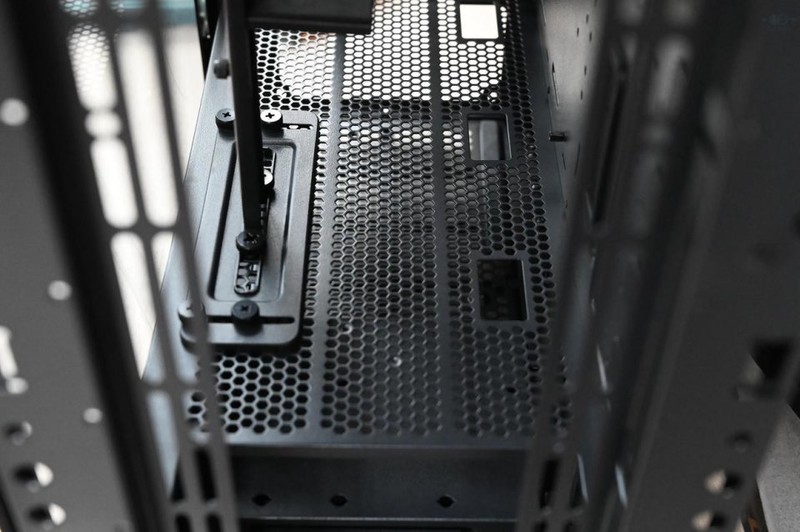 灵活设计任意改造，双面开门更易用，Tt曜越挑战者H6机箱体验