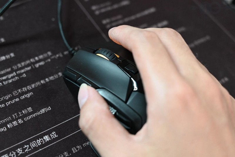 握持表现得心应手，按键功能千变万化，雷柏V330游戏鼠标体验