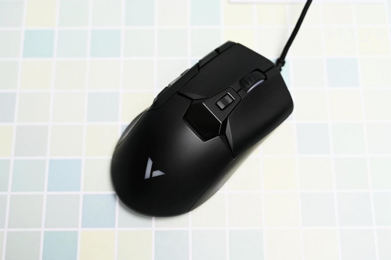 握持表现得心应手，按键功能千变万化，雷柏V330游戏鼠标体验