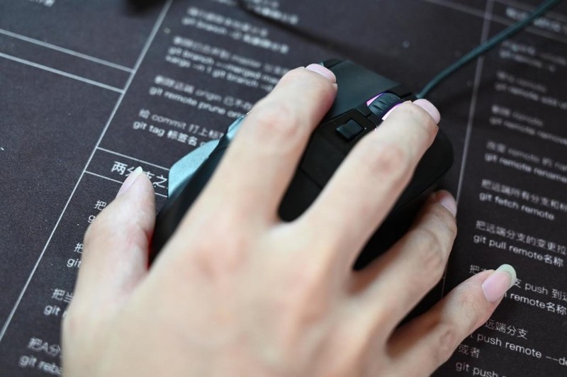 握持表现得心应手，按键功能千变万化，雷柏V330游戏鼠标体验