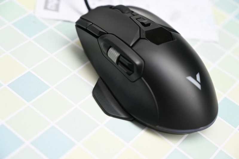 握持表现得心应手，按键功能千变万化，雷柏V330游戏鼠标体验