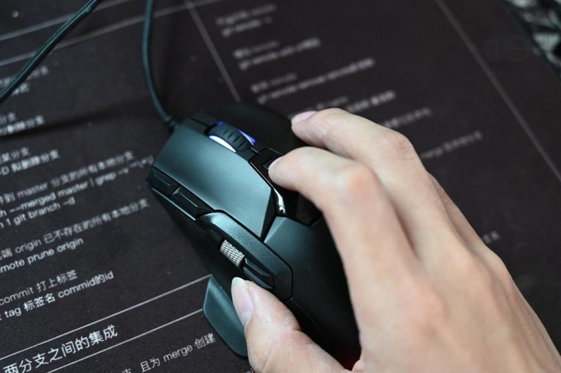 握持表现得心应手，按键功能千变万化，雷柏V330游戏鼠标体验