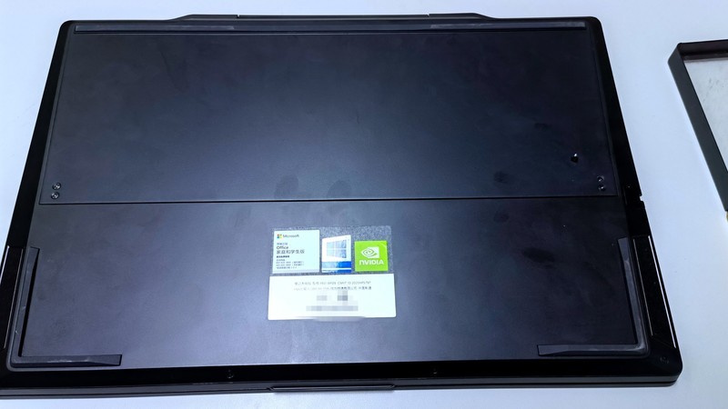 荣耀猎人V700游戏本用户级拆解实录和注意事项！学会清灰、换内存和硬盘足够了！