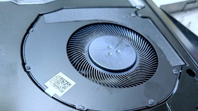 荣耀猎人V700游戏本用户级拆解实录和注意事项！学会清灰、换内存和硬盘足够了！