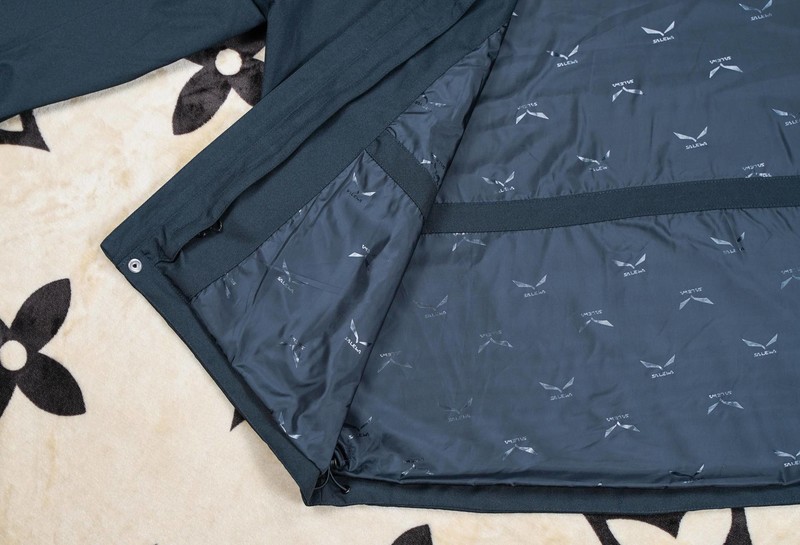 沙乐华抓绒冲锋衣——防水透湿，好看又舒适