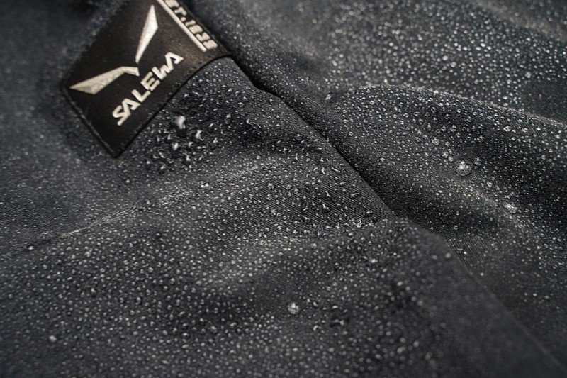 沙乐华抓绒冲锋衣——防水透湿，好看又舒适