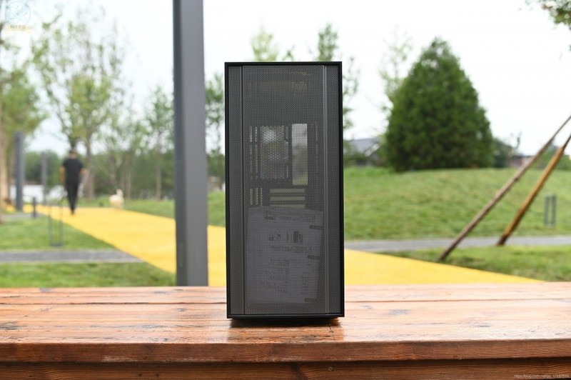 简约自然的大块头机箱，装机省事升级方便，TT挑战者H5体验