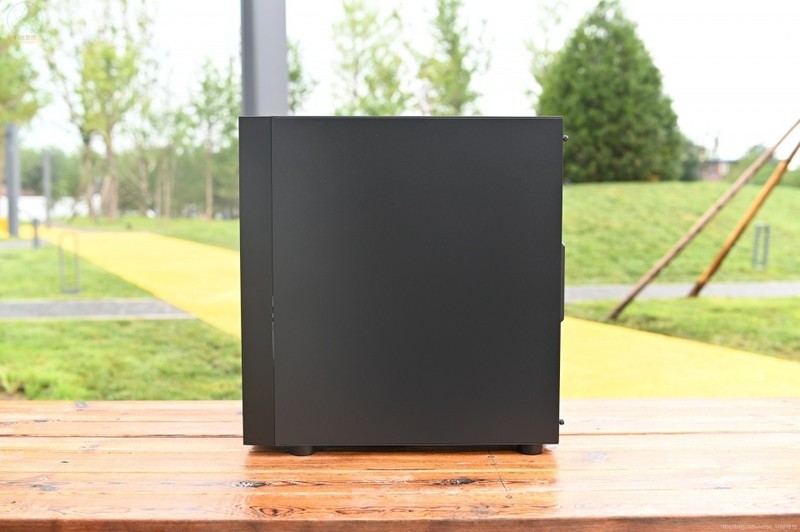 简约自然的大块头机箱，装机省事升级方便，TT挑战者H5体验