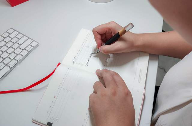 将树脂+实木+钢材结合在一起，笔下文创山水钢笔体验：东方美学