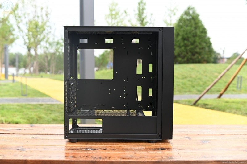 简约自然的大块头机箱，装机省事升级方便，TT挑战者H5体验