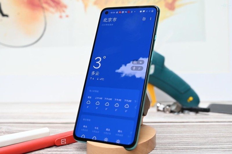 或许是一款承上启下之作，谈一加8T的设计、系统与体验