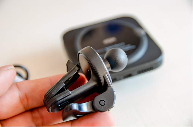 单手取放，一放即充，亿色车载磁吸无线充电器开启充电新方式