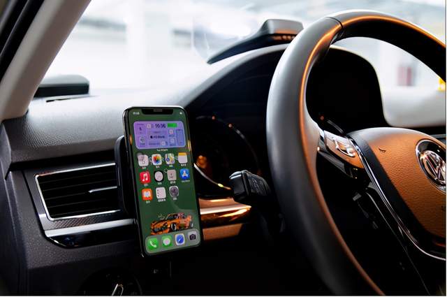 单手取放，一放即充，亿色车载磁吸无线充电器开启充电新方式