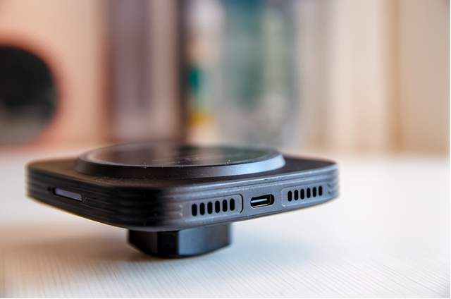 单手取放，一放即充，亿色车载磁吸无线充电器开启充电新方式