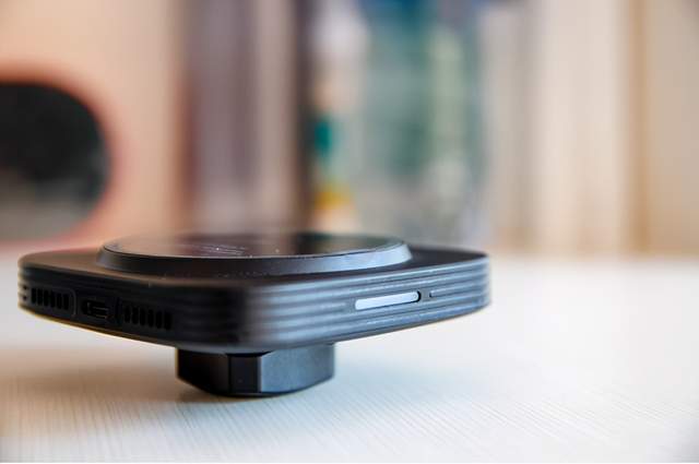 单手取放，一放即充，亿色车载磁吸无线充电器开启充电新方式