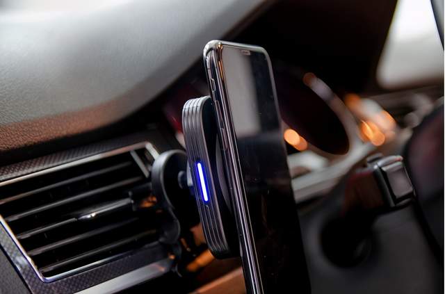 单手取放，一放即充，亿色车载磁吸无线充电器开启充电新方式