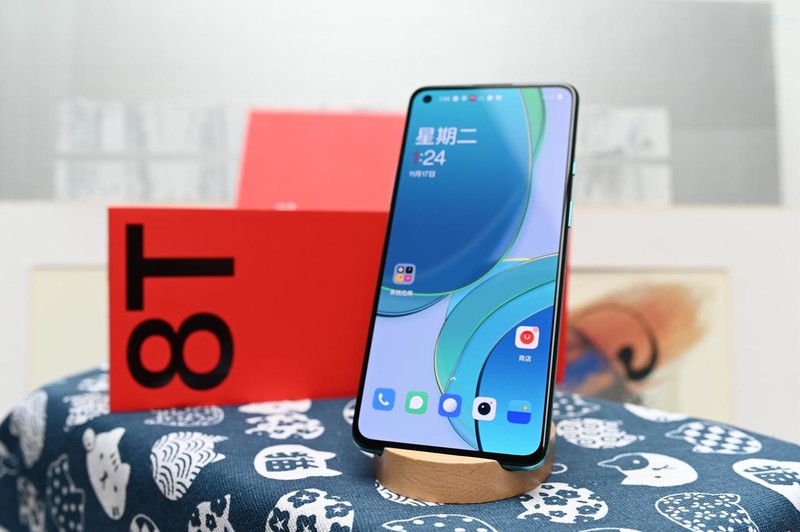 或许是一款承上启下之作，谈一加8T的设计、系统与体验