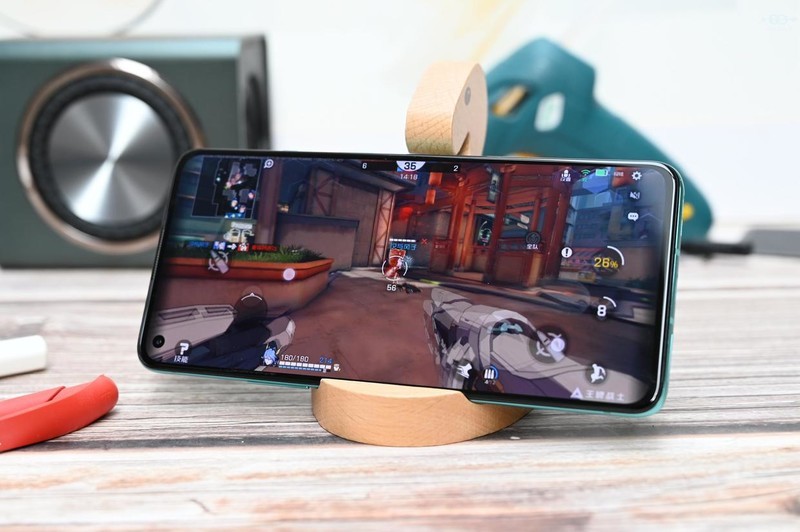 或许是一款承上启下之作，谈一加8T的设计、系统与体验