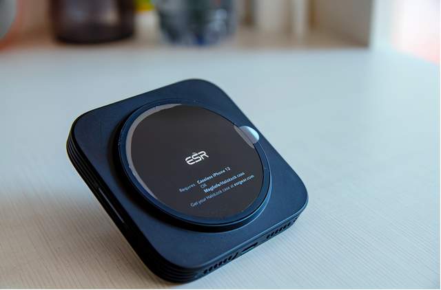 单手取放，一放即充，亿色车载磁吸无线充电器开启充电新方式