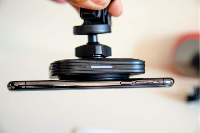 单手取放，一放即充，亿色车载磁吸无线充电器开启充电新方式