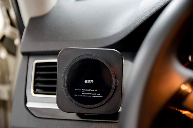 单手取放，一放即充，亿色车载磁吸无线充电器开启充电新方式